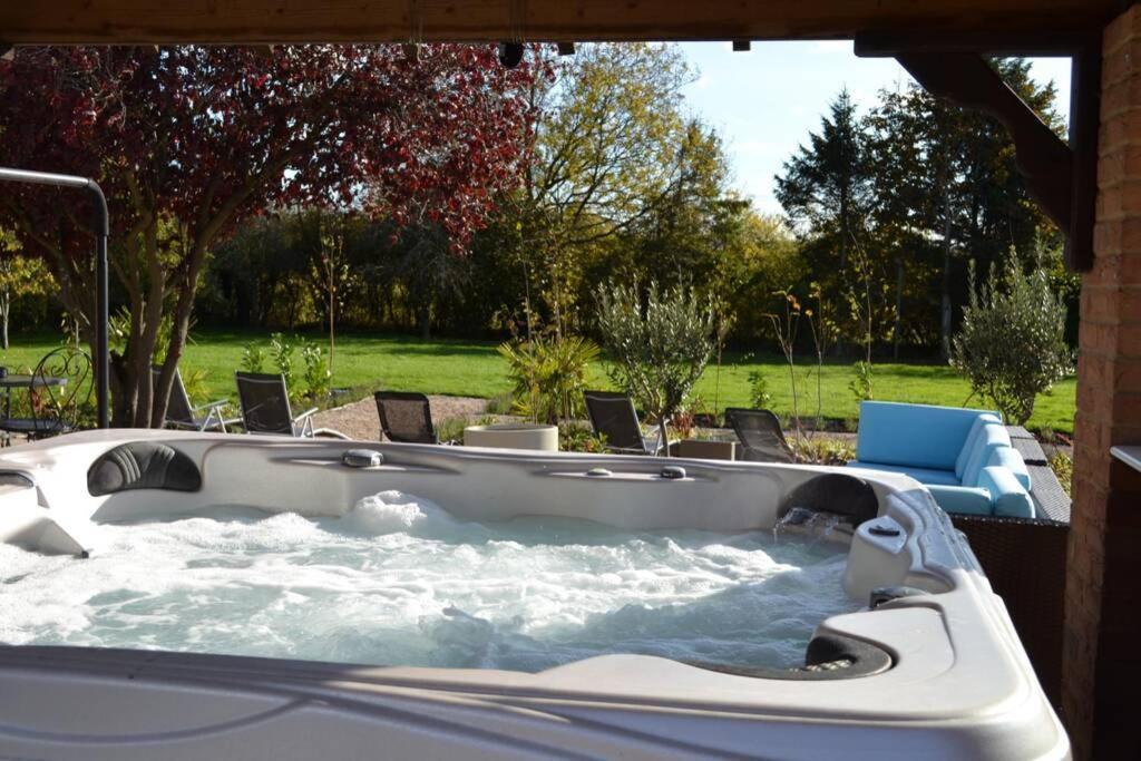 Treetops Cottages & Spa Гримсби Экстерьер фото