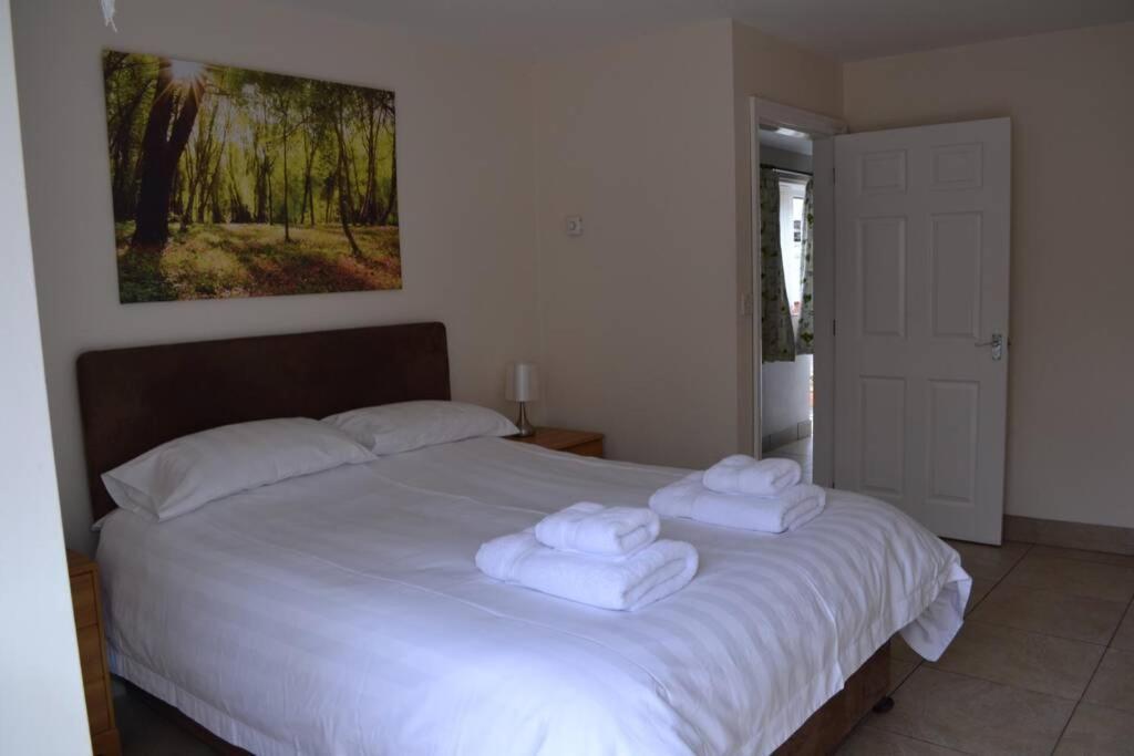Treetops Cottages & Spa Гримсби Экстерьер фото