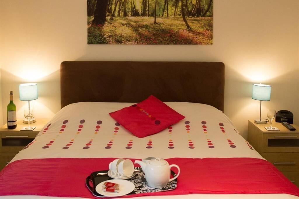 Treetops Cottages & Spa Гримсби Экстерьер фото