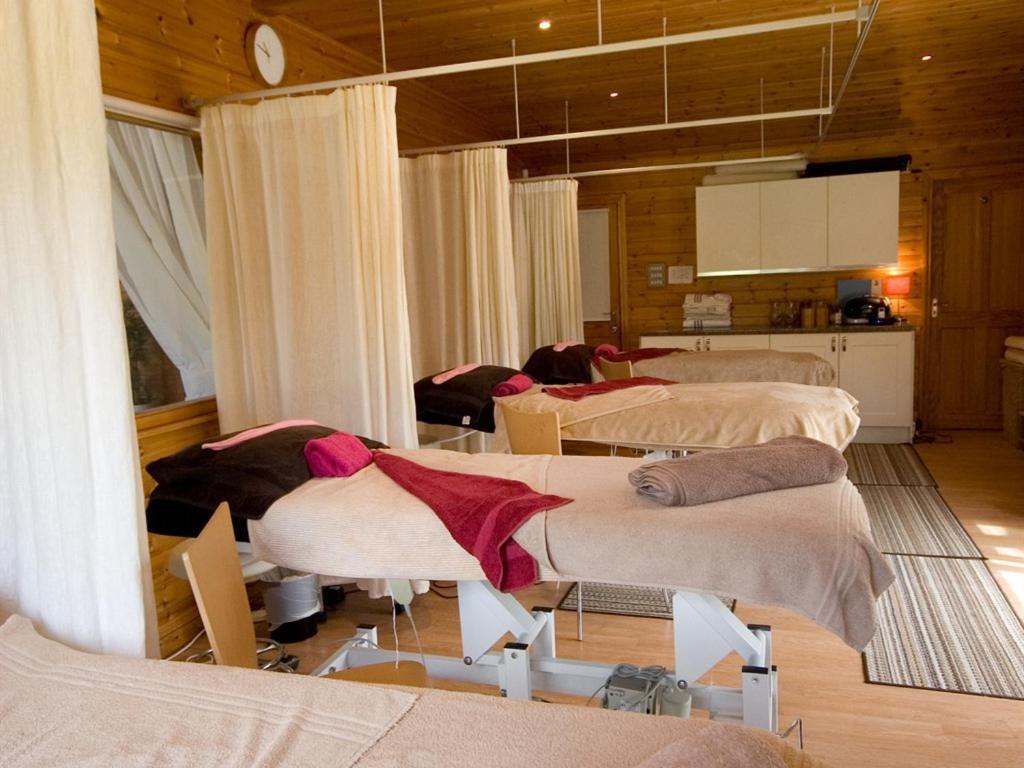 Treetops Cottages & Spa Гримсби Экстерьер фото