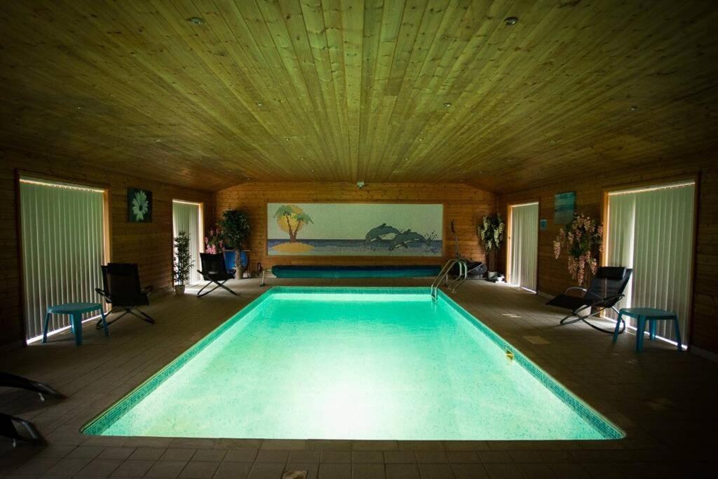 Treetops Cottages & Spa Гримсби Экстерьер фото