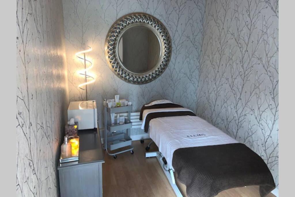 Treetops Cottages & Spa Гримсби Экстерьер фото